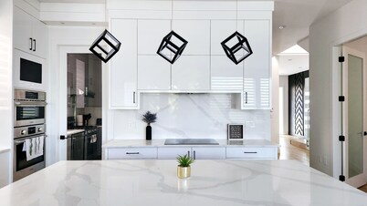 Stylish Family Home Sleep 8+, Groups Welcome, Enjoy Steam Shower