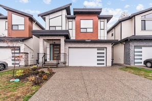 Exterior - Stylish Family Home Sleep 8+, Groups Welcome, Enjoy Steam Shower (Langley)