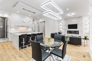 Dining - Stylish Family Home Sleep 8+, Groups Welcome, Enjoy Steam Shower (Langley)
