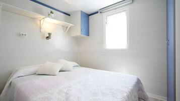 Tabla de planchar con plancha, wifi, ropa de cama