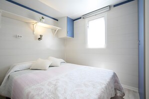 Tabla de planchar con plancha, wifi, ropa de cama
