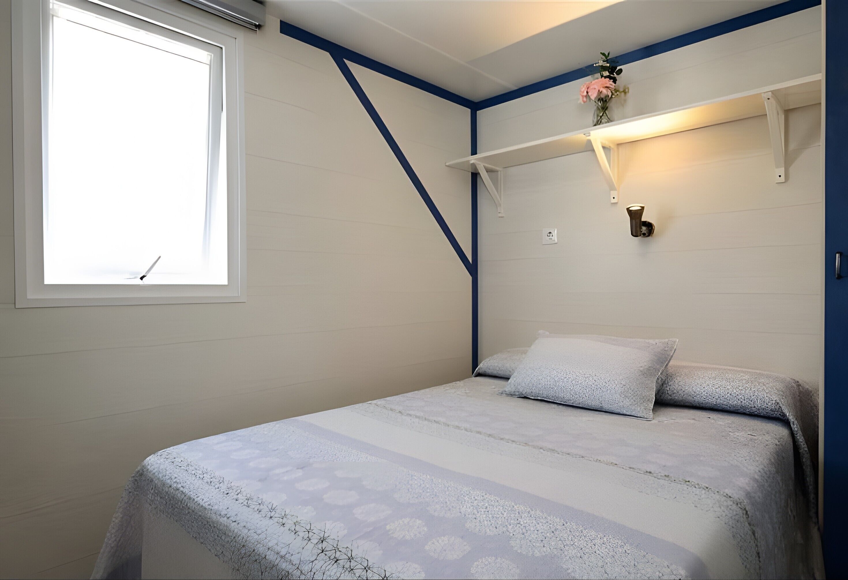 Een strijkplank/strijkijzer, wifi, beddengoed