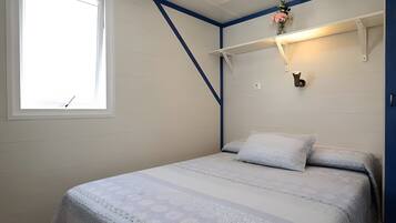 Een strijkplank/strijkijzer, wifi, beddengoed