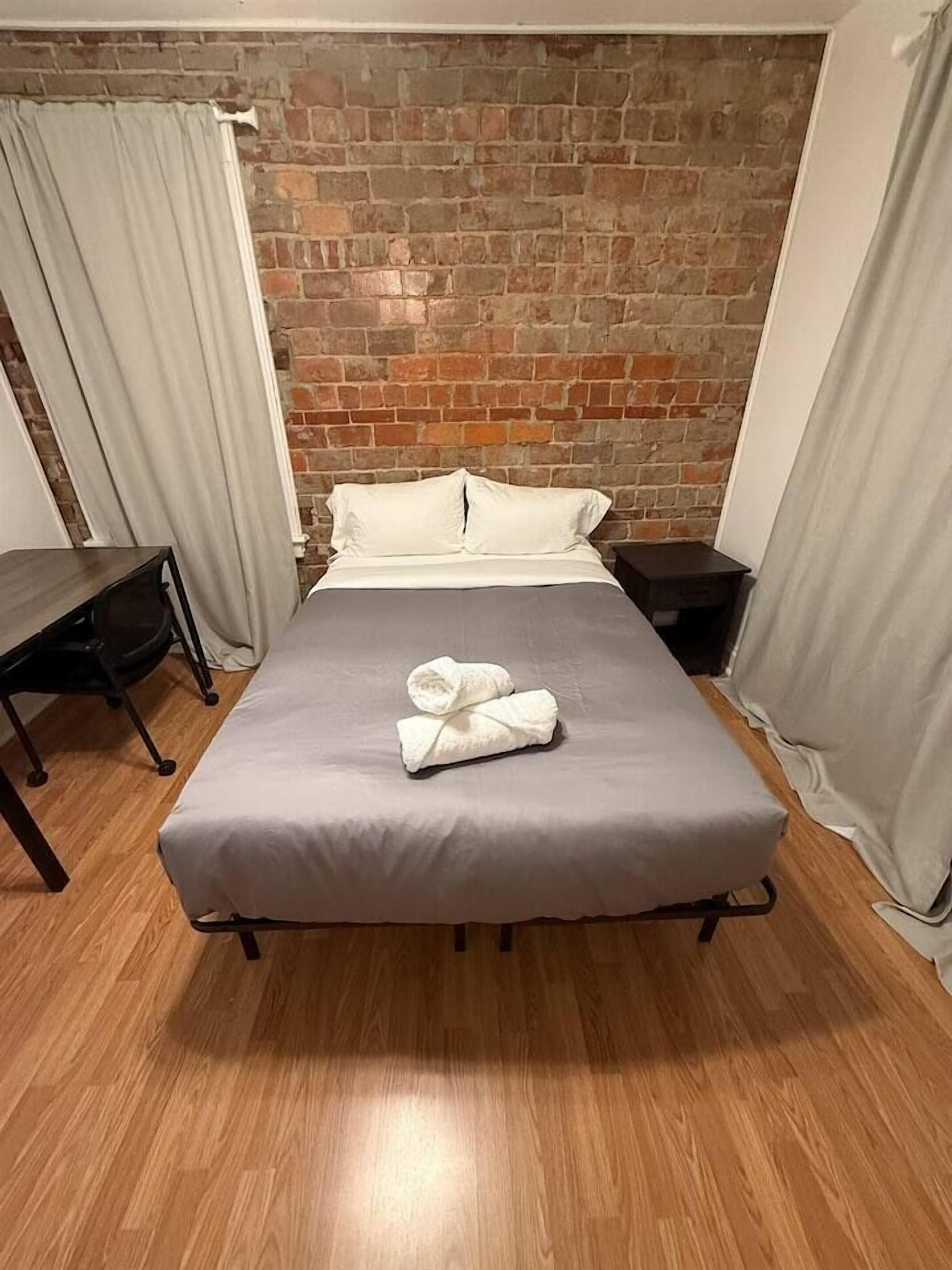 4 bedrooms, desk, iron/ironing board, travel crib