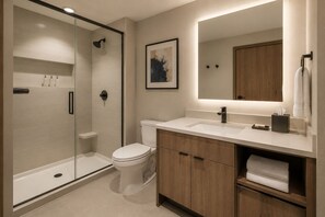 Classic Room | Bathroom - Kingsway Hotel & Suites (Toronto)