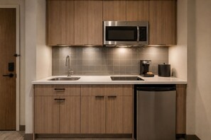 Classic Room | Private kitchen - Kingsway Hotel & Suites (Toronto)