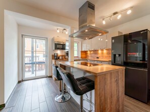 Wasserkocher mit Kaffee-/Teezubehör, Kühlschrank, Mikrowelle, Ofen
