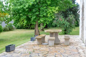 Outdoor dining - Douceur Bretonne – Family Home with Garden, Terrace, and Wi-Fi (Fouesnant)