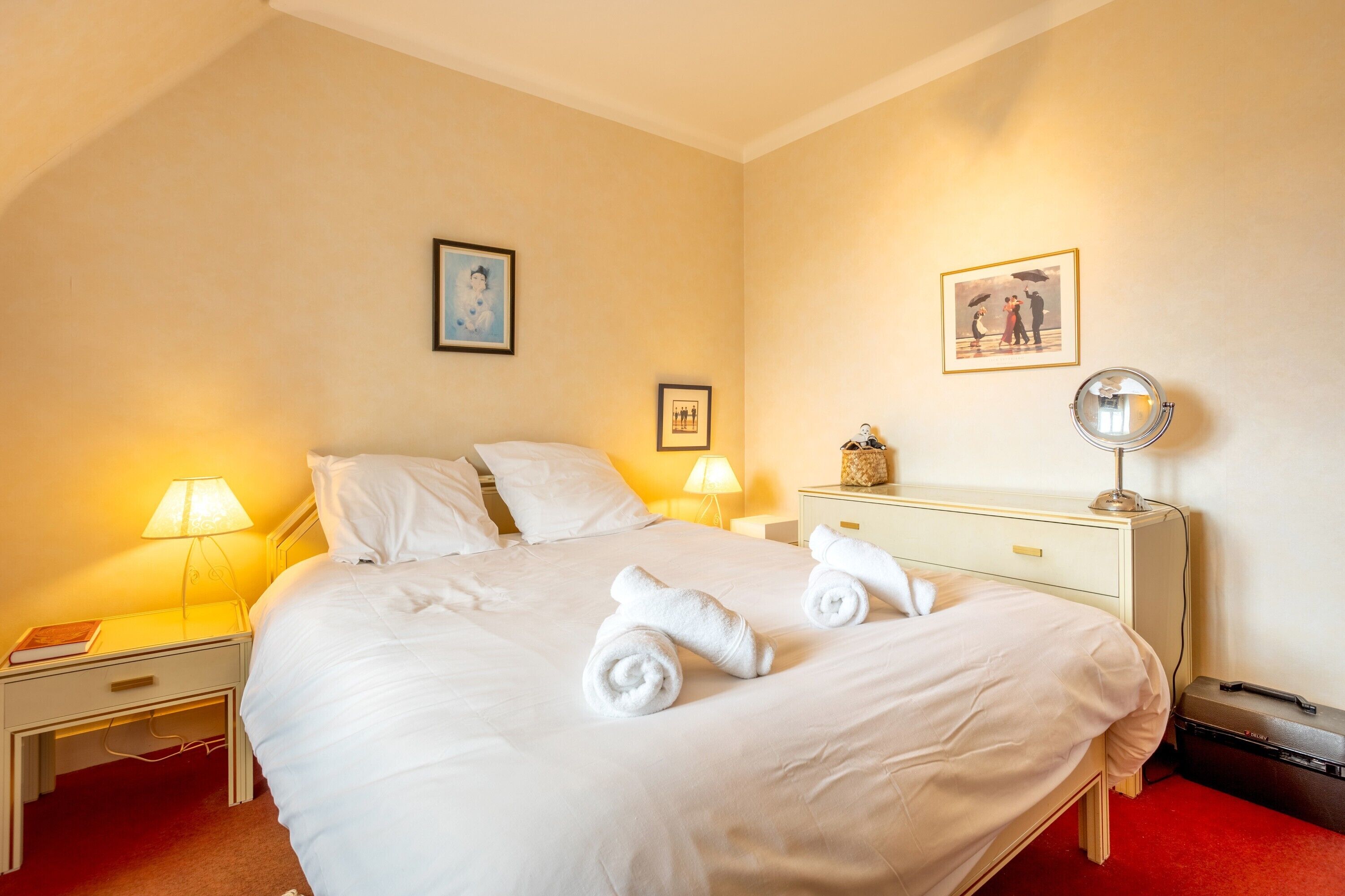 Iron/ironing board, WiFi, bed sheets
