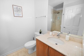 Shower, hair dryer, towels, soap - Skyline 24th Floor Near Grant Park (Chicago)