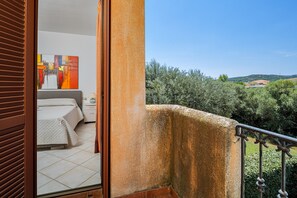 Tabla de planchar con plancha y ropa de cama 