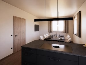 Ein moderner Essraum mit einer zentralen Kochinsel, einer Holztür und einem großen Fenster mit Vorhängen.