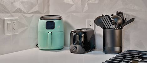 Cafetera y tetera, refrigerador, microondas y horno