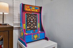Ein Pac-Man-Spielautomat auf einem weißen Tisch.