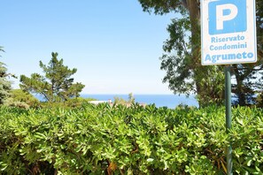 A parking sign with 'P' and 'Riservato Condomini Agrumeto' text, indicating reserved parking for condominiums. - Apartment 'Mono Capo D'Arco Agrumeto' with Sea View, Shared Pool and Balcony (Rio)