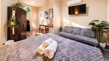 1 habitación, tabla de planchar con plancha, wifi gratis y ropa de cama