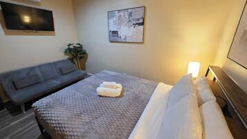 1 dormitorio, tabla de planchar con plancha, wifi gratis y ropa de cama