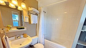 Une salle de bain avec un lavabo, des toilettes et une baignoire.