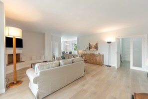 TV, fireplace - Apartment 'Los Monteros' with Mountain Views, Wi-Fi, and Air Conditioning (Marbella)