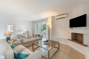 TV, fireplace - Apartment 'Los Monteros' with Mountain Views, Wi-Fi, and Air Conditioning (Marbella)