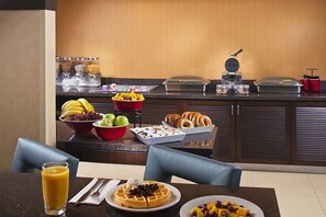 Dining - Studio Suite | Queen Bed | Near Birmingham Attractions (Birmingham)