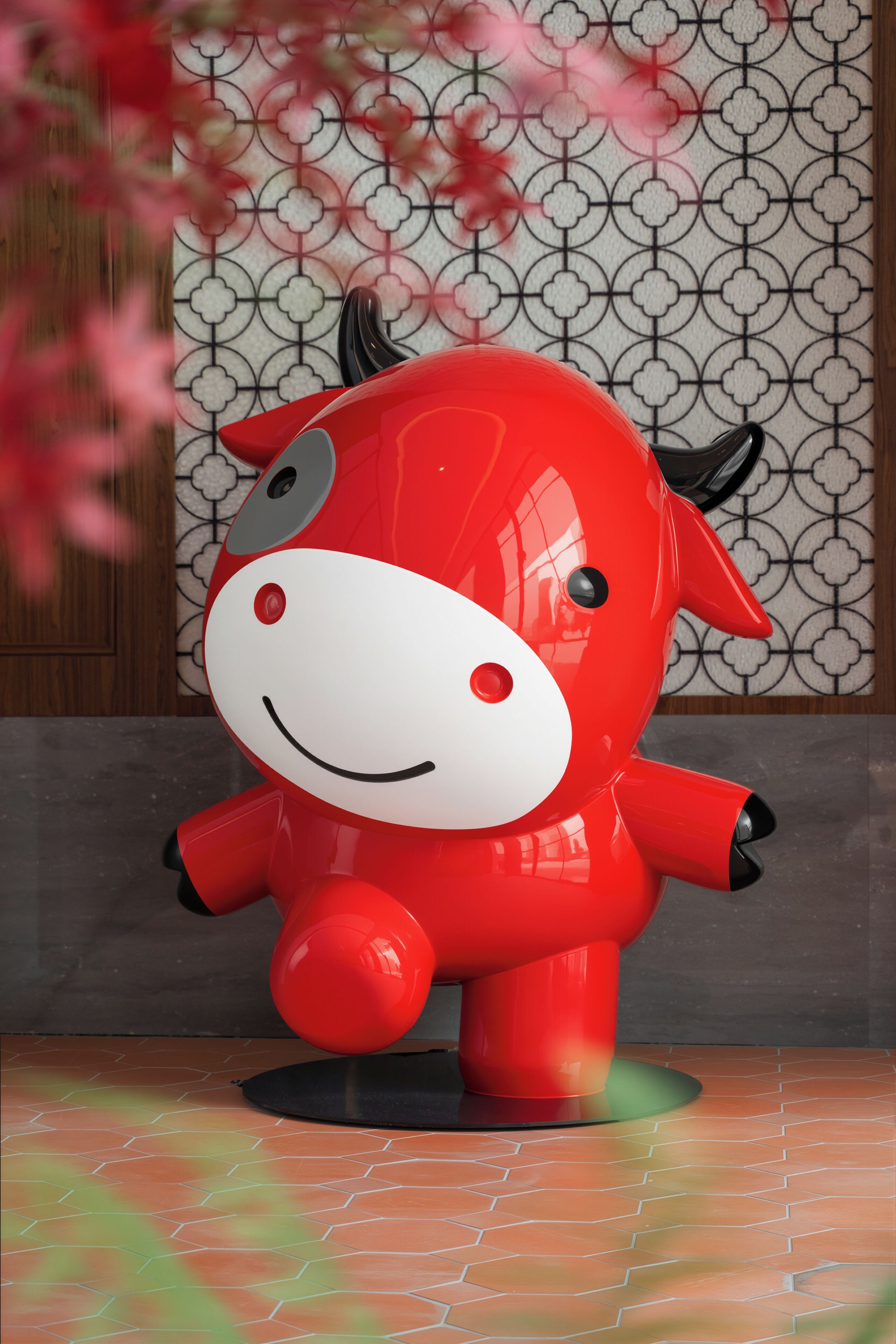 Una escultura decorativa de vaca roja sobre un suelo de baldosas, con un muro estampado al fondo.