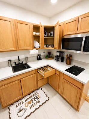 Private kitchen - Modern Private Studio + Private Entrance + Free Parking + 15 Min to Strip (Las Vegas)