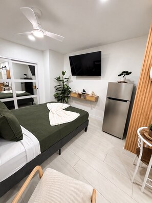 Room - Modern Private Studio + Private Entrance + Free Parking + 15 Min to Strip (Las Vegas)
