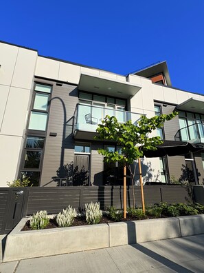 Exterior - 3-bedroom townhome with roof top patio - Gyro Beach across the street (Kelowna)