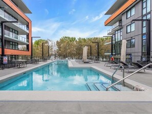 Outdoor pool, a heated pool - 3-bedroom townhome with roof top patio - Gyro Beach across the street (Kelowna)