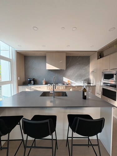 3-bedroom townhome with roof top patio - Gyro Beach across the street