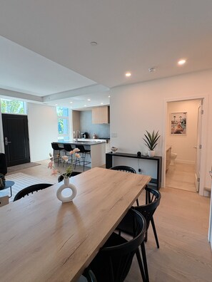 Dining - 3-bedroom townhome with roof top patio - Gyro Beach across the street (Kelowna)