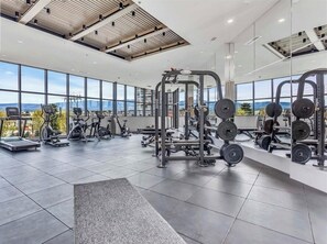 Fitness facility - 3-bedroom townhome with roof top patio - Gyro Beach across the street (Kelowna)