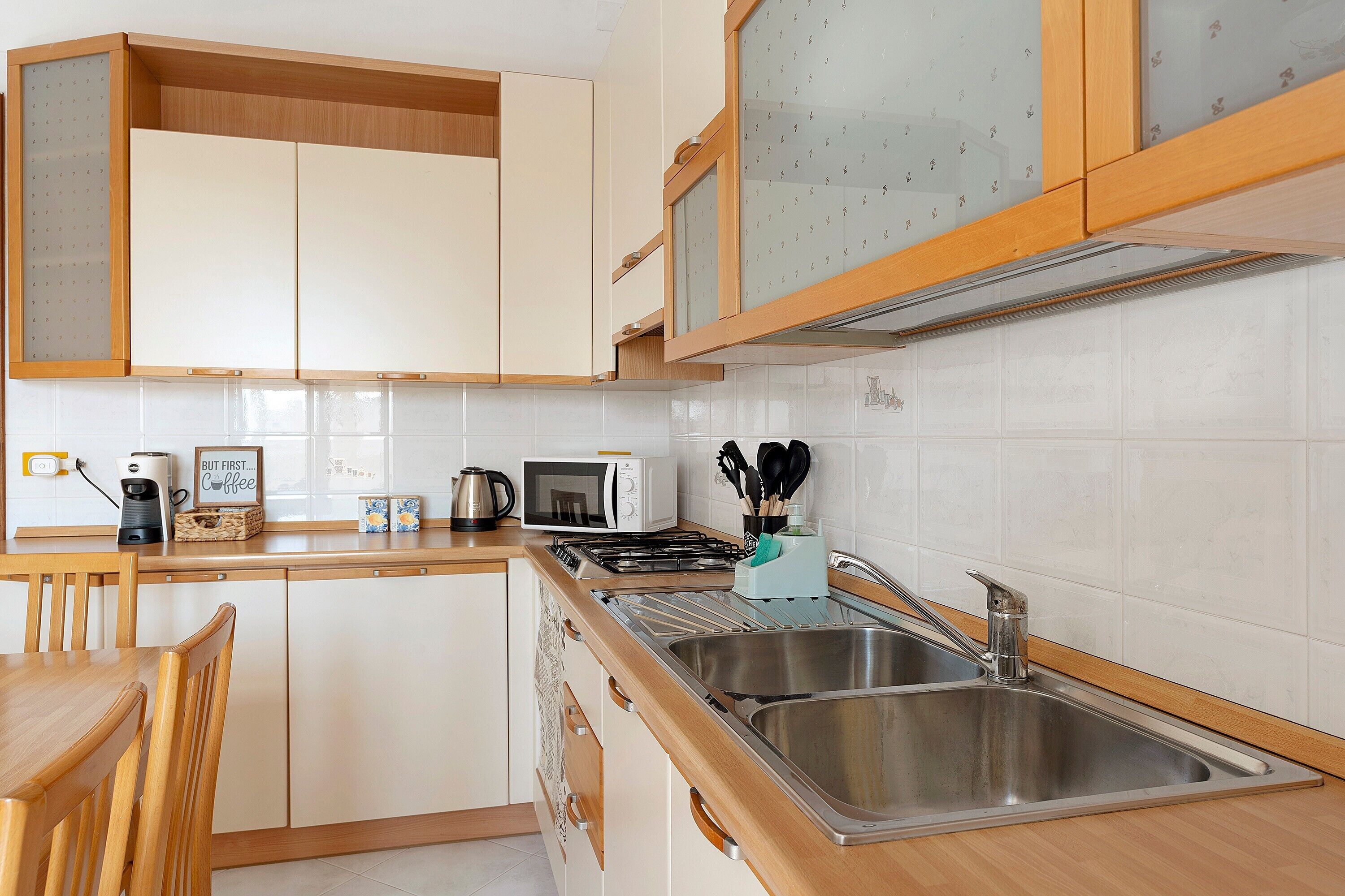 Wasserkocher mit Kaffee-/Teezubehör, Kühlschrank, Mikrowelle, Herdplatte