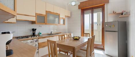 Coffee/tea maker, fridge, microwave, stovetop