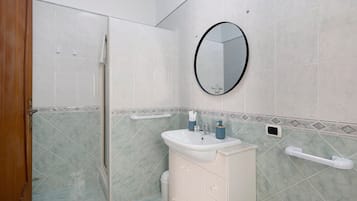 Chuveiro, secador de cabelo, toalhas de banho