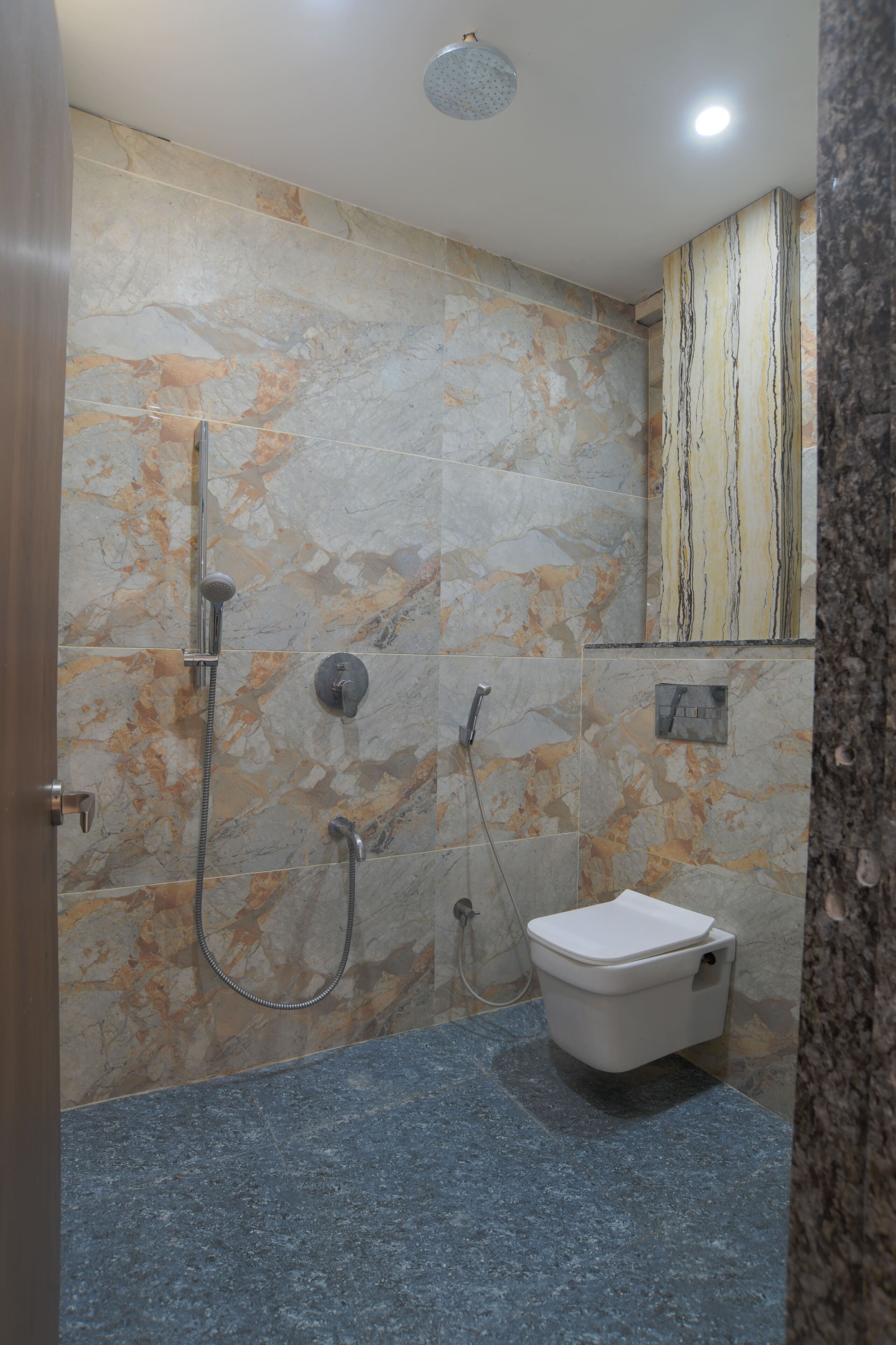 Deluxe Double Room | Bathroom | Shower, free toiletries, towels, soap