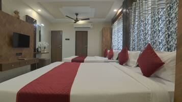 Family Quadruple Room | Desk, laptop workspace, free WiFi