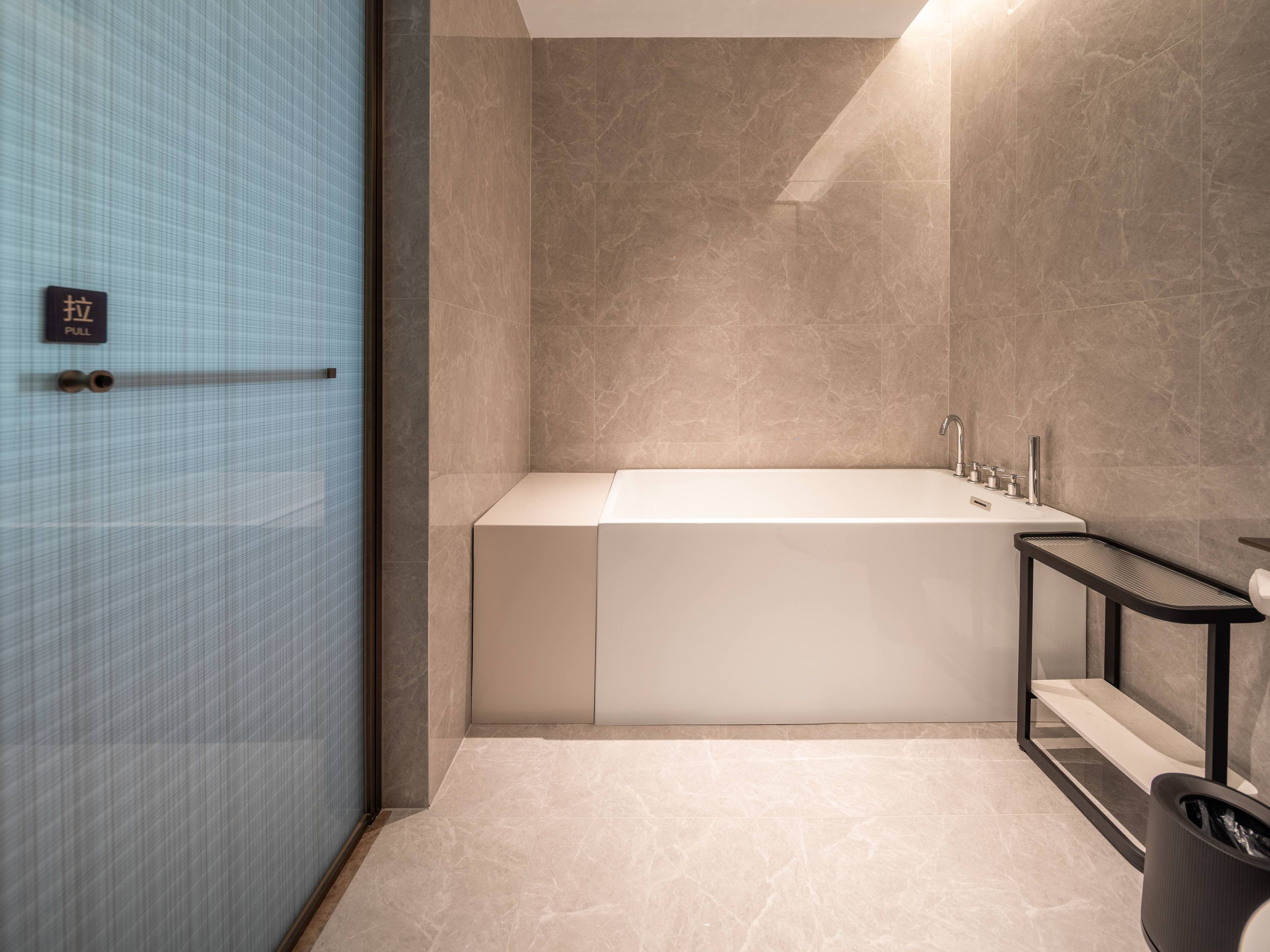 Un baño moderno con bañera, lavamanos e inodoro.