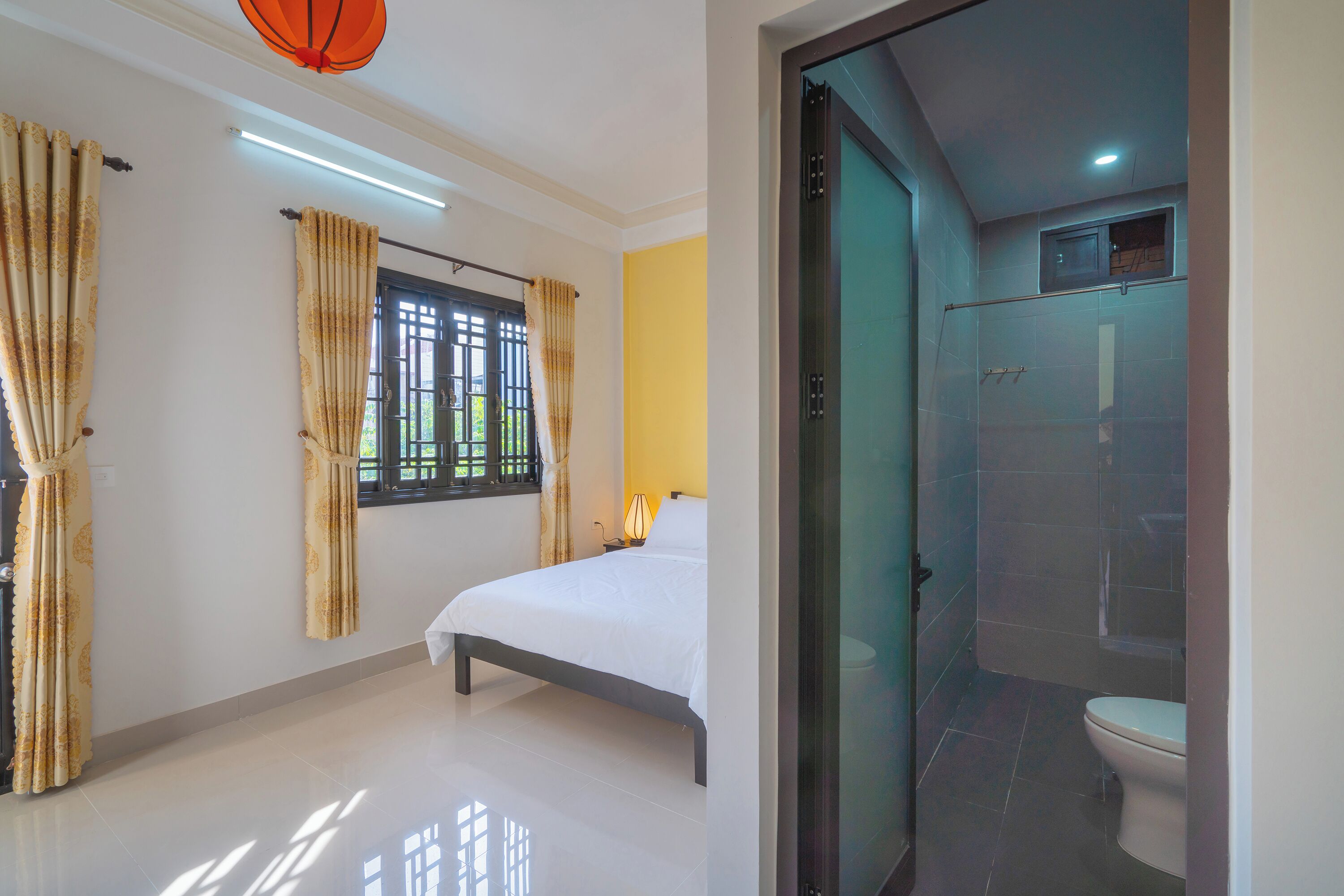 Shower, pengering rambut, handuk, dan sabun