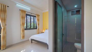 Shower, pengering rambut, handuk, dan sabun