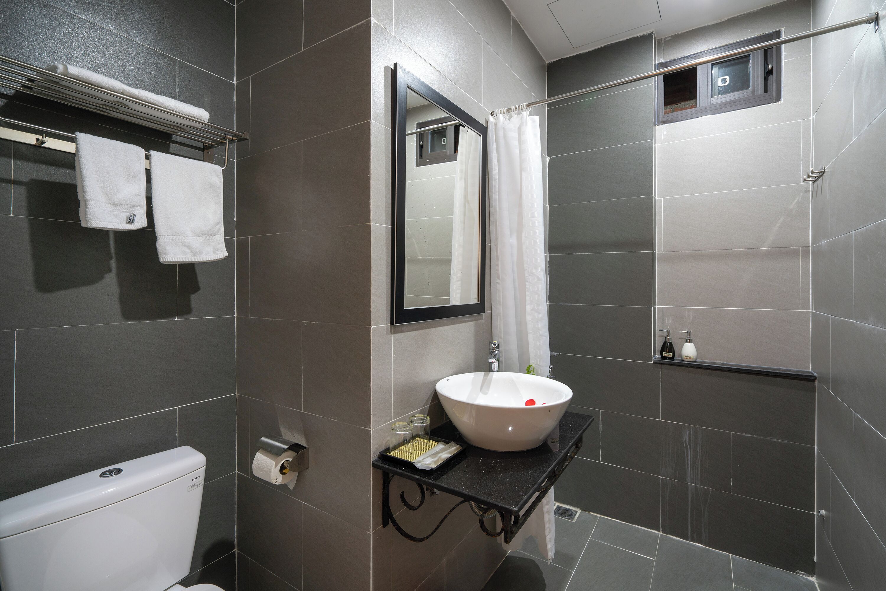 Basic Double Room | Bathroom | Shower, hair dryer, towels, soap