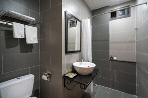 Basic Double Room | Bathroom | Shower, hair dryer, towels, soap - Old Lane Hoi An Homestay (Hoi An)