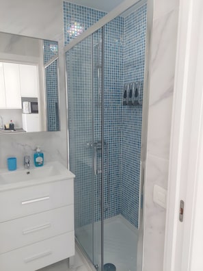 Shower, hair dryer, towels - Vacation Studio 'Luna' with Sea View, Wi-Fi and Air Conditioning (Costa Adeje)