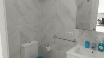 Douche, sèche-cheveux, serviettes fournies