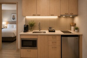 Deluxe Room | Private kitchen - Mapleford Hotel (Toronto)