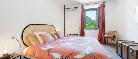 WiFi, bed sheets