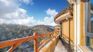 A balcony with a wooden railing overlooking a mountainous landscape. - 1168 Starry Sky Astronomy Hotel (Huzhou)