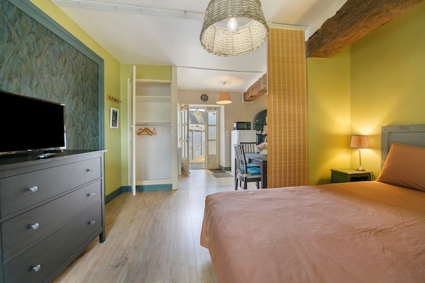 Iron/ironing board, WiFi, bed sheets, wheelchair access