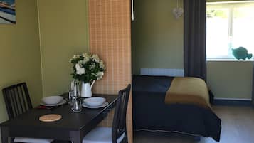 Iron/ironing board, WiFi, bed sheets, wheelchair access